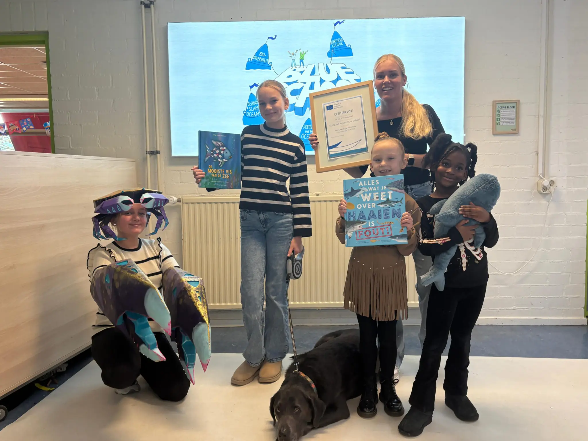 Leerlingen van de Dr Jac P. Thijsse laten trots hun certificaat zien